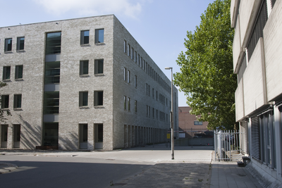 818255 Gezicht op de nieuwbouw van de Dr. H. van der Hoevenkliniek (Willem Dreeslaan 2) te Utrecht vanuit de Gerbrandystraat.